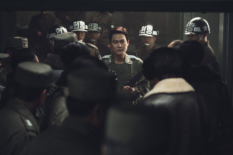《12.12：首爾之春》電影劇照。圖／車庫娛樂提供