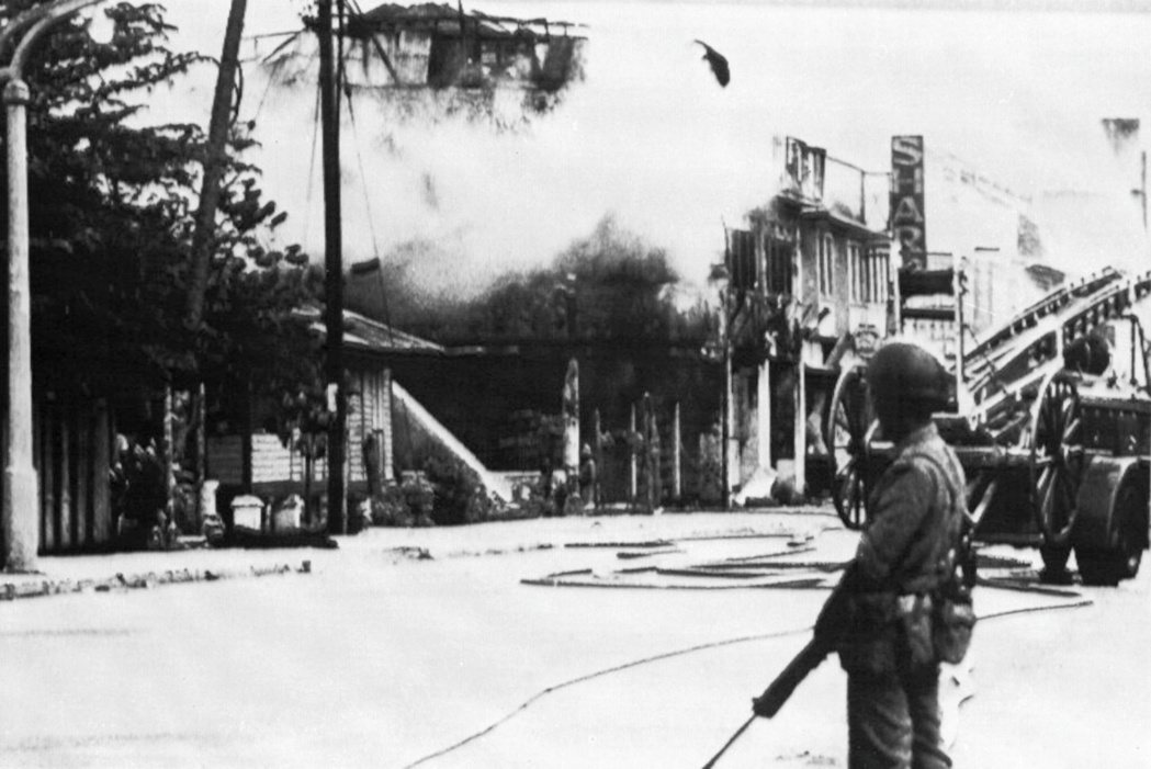1969年5月17日——五一三族群衝突事發四天后——一位士兵在執行宵禁的吉隆坡華...