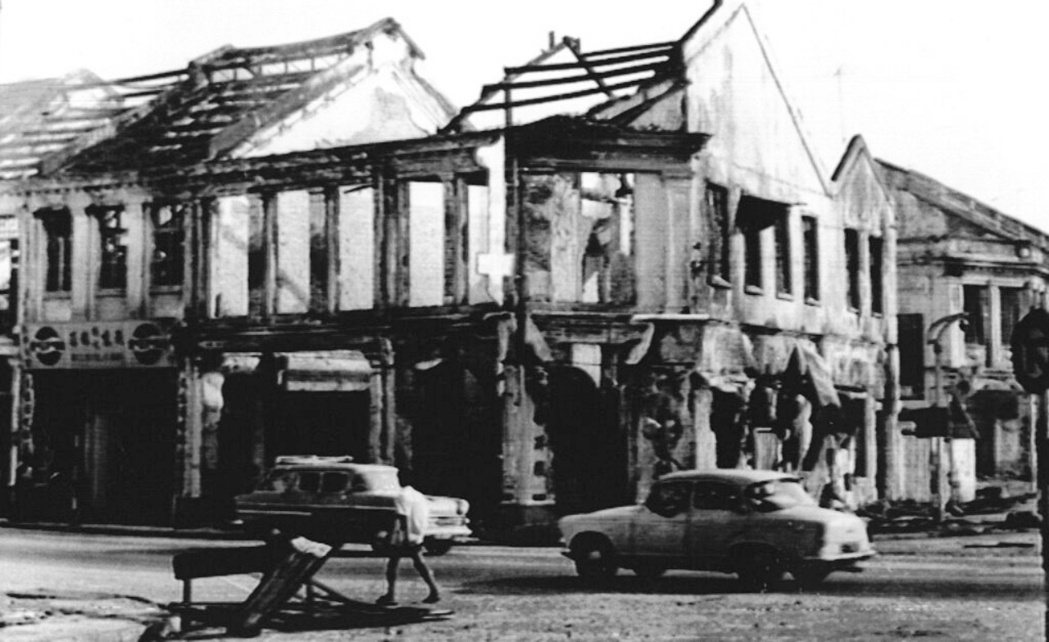 1969年5月15日——五一三族群衝突事發兩天后——的吉隆坡街道。 圖／美聯社 ...
