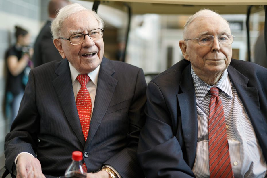 巴菲特(左)的摯友兼事業夥伴孟格(右)，28日以99歲高齡過世（圖／美聯社；聯合報系資料庫） 美國聯合通訊社