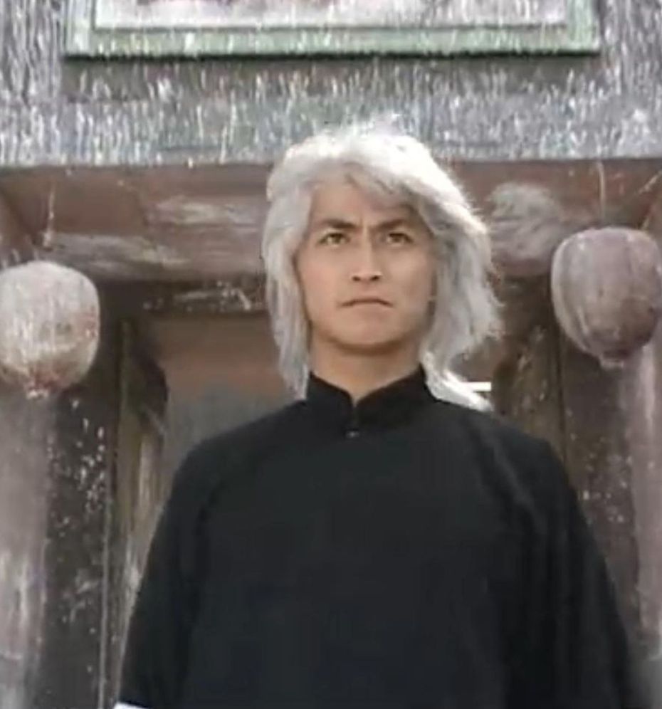 何家勁昔日演出「中華英雄」，頂著一頭白髮的造型讓人印象深刻。(取材自豆瓣電影)