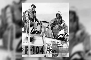 1963年5月29日，試飛員勒維爾（右）帶著18歲的女兒湯妮（左）在TF-104G「自由世界捍衛者」號座艙合影。圖／洛克希德馬丁檔案照