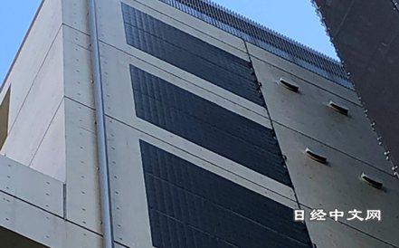 可彎曲的太陽能電池可以在大樓外牆發電(日本電巧社)。 日經中文網