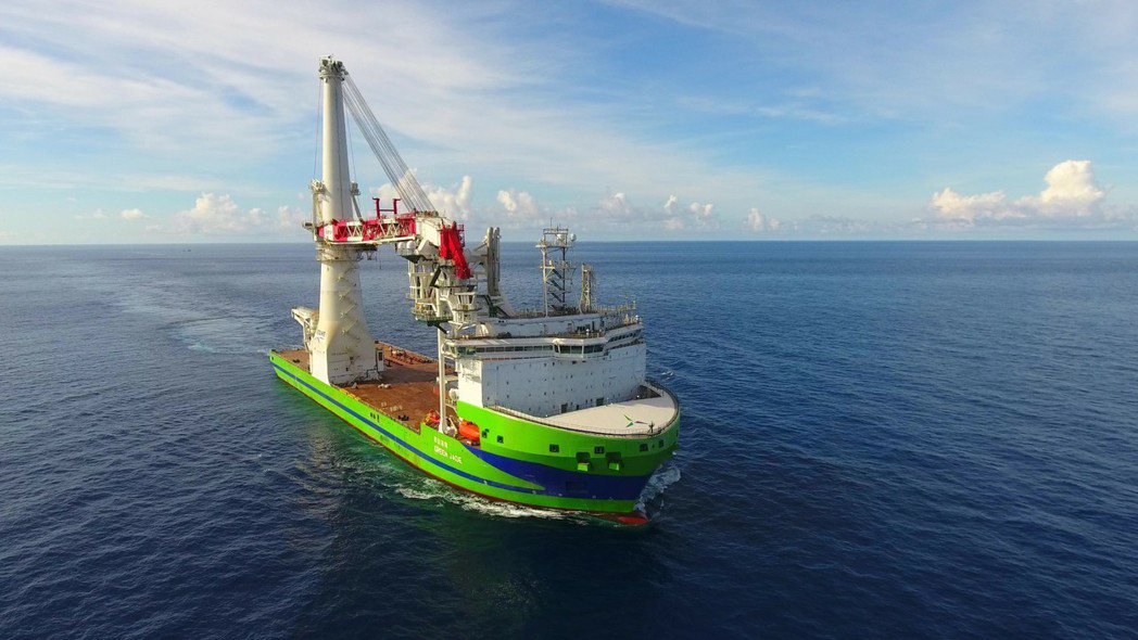 台船的環海翡翠(Green Jade)為全台首艘在地建造之離岸風電主力安裝船。中...