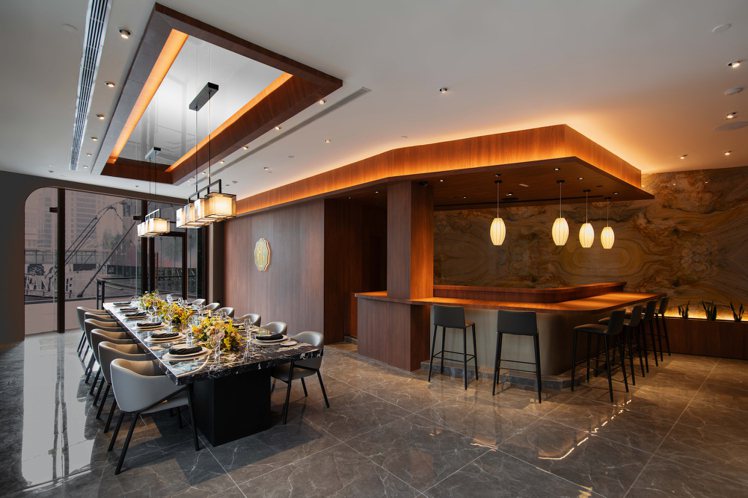 二樓寬敞的Fine Dining區塊不僅有長餐桌、也有Omakase版前吧台區，寬敞、私人、舒適。圖／SHH提供