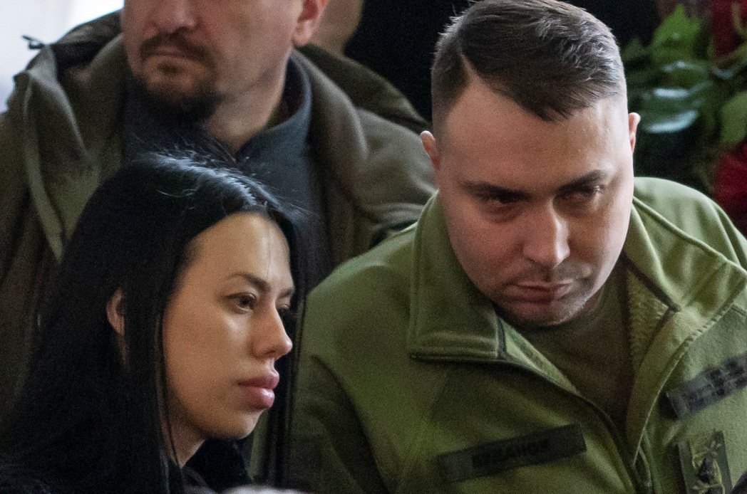 烏克蘭國防部情報總局局長布達諾夫(圖右)的愛妻瑪莉安娜(圖左)遭不明人士投毒。路...