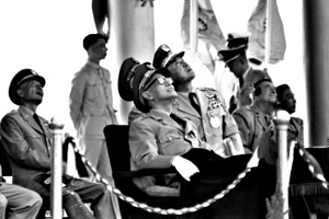 1961年11月30日，時任總統蔣中正（中）偕同夫人蔣宋美齡一同校閱國軍「光武」演習。圖／聯合報系資料照片