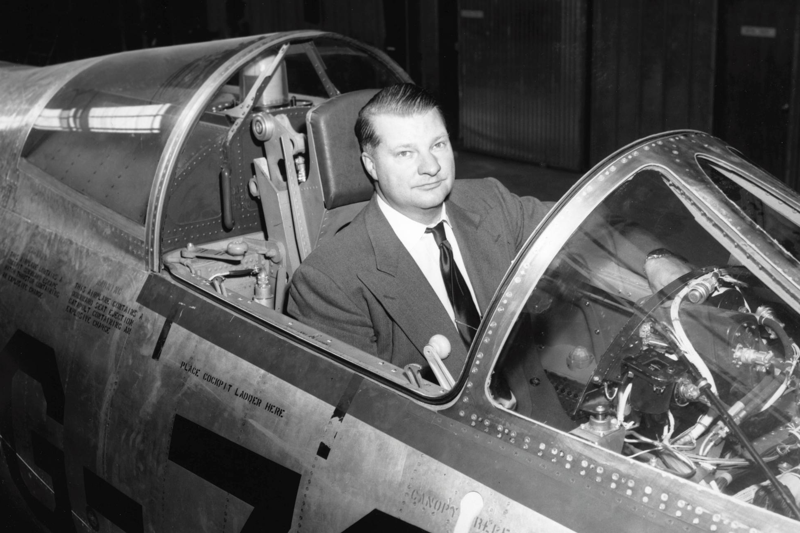 臭鼬廠創始人強森坐在XF-104原型機座艙內。圖／洛克希德馬丁檔案照