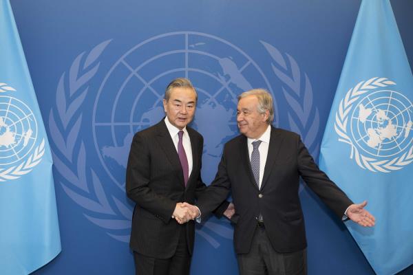 中共中央政治局委員、外交部長王毅（左），28日在紐約聯合國總部會見聯合國秘書長古...