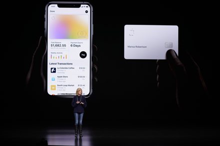 蘋果想終止與高盛在信用卡和儲蓄帳戶的合作關係。圖為蘋果2019年發表Apple Card的檔案照。美聯社