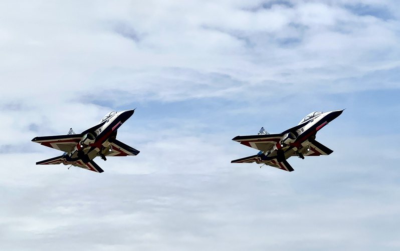 空軍今日在台東志航基地舉行空軍「教練機換訓成果展示」活動，分別讓完成換裝的勇鷹高教機（如圖）與F-5戰機機群實施滑行、起飛與衝場，並進行觸地重飛等科目，展示新舊型機性能。記者洪哲政/攝影