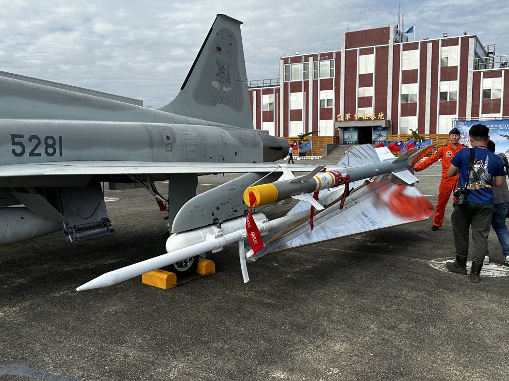 F-5戰機專用的箭型靶，也將隨F-5戰機退役。記者洪哲政/攝影