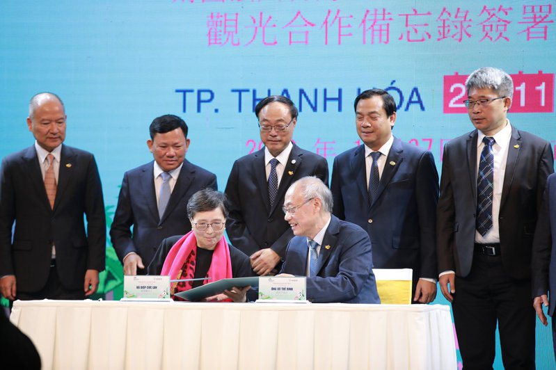 台灣觀光協會TVA葉菊蘭會長與越南旅遊協會VITA主席武世平（Vu The Binh）共同簽署合作備忘。觀光署提供