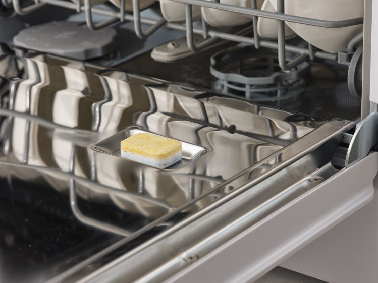 直接將洗碗粉或洗碗錠倒在上蓋，並設有軟化裝置可添加軟化鹽。圖／嘉儀企業提供
