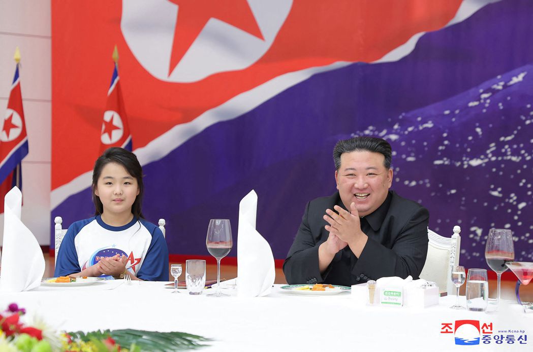 北韓領導人金正恩(圖右)與女兒金主愛(圖左)。法新社