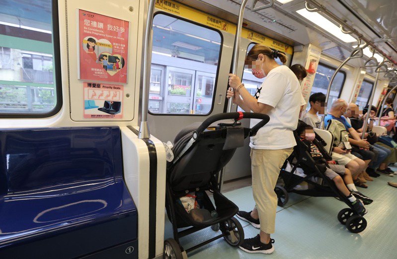 台灣的大眾運輸規定設置博愛座，近幾年來屢發生爭位糾紛。圖為捷運上博愛座空著，但多數人不敢坐。圖／聯合報系資料照