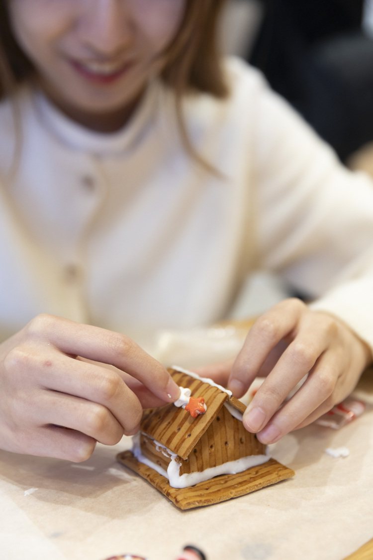 昇恆昌內湖旗艦店12月起每周三有免費的手作薑餅屋課程，邀請民眾做出獨一無二的薑餅屋。圖／昇恆昌提供