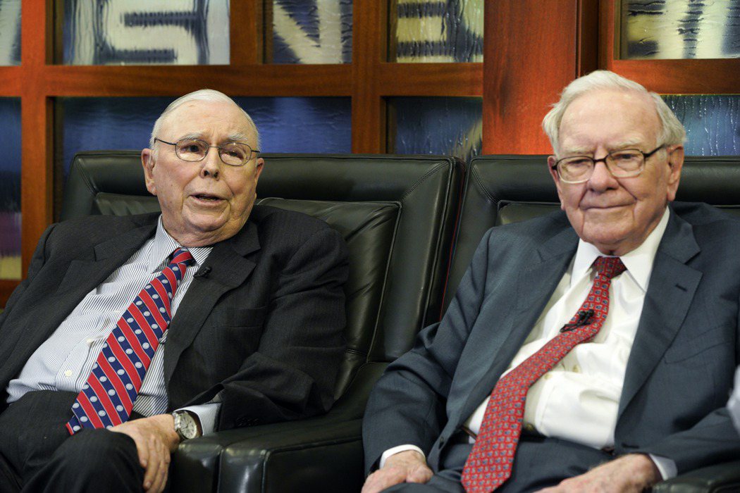 孟格（左）扮演適時反饋的「知音」，不愧是巴菲特最好的價值投資。美聯社
