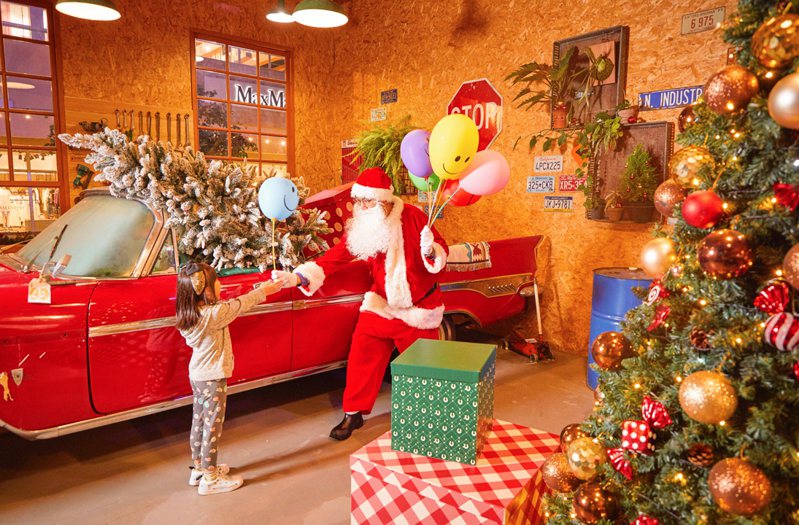 聖誕節剩不到1個月，桃園華泰名品城今登場U.G.L.Y CHRISTMAS，一期廣場「聖誕老公公的驚喜車庫」，彷彿穿越到90年代當紅耶誕電影「小鬼當家」經典場景中。圖／華泰名品城提