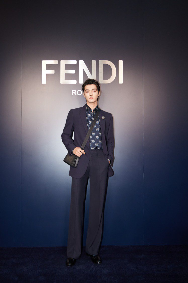 FENDI品牌形象大使許凱出席FENDI於上海恆隆廣場開設的冬季限定系列期間限定...