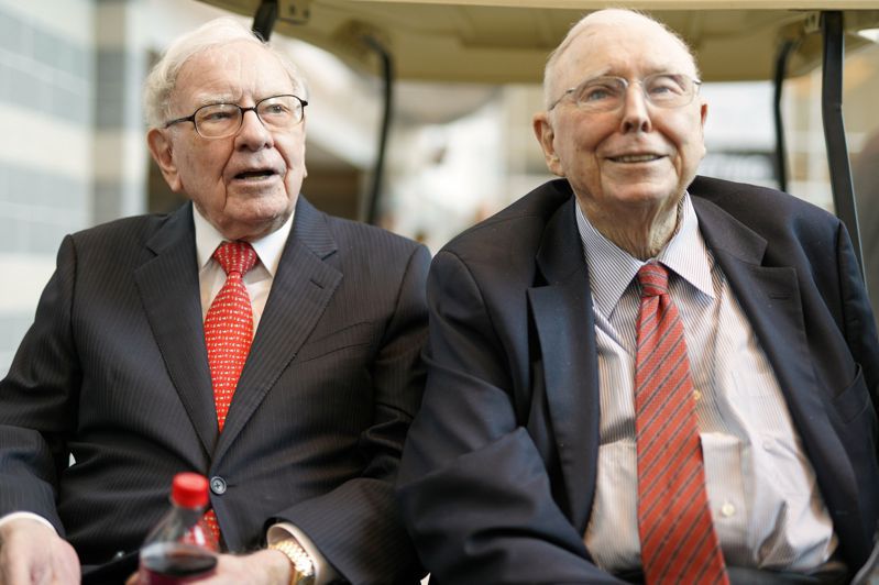 波克夏副董事長孟格（右）不只是「股神」巴菲特的「副手」，還對巴菲特的投資作風產生重大、深遠的影響。美聯社