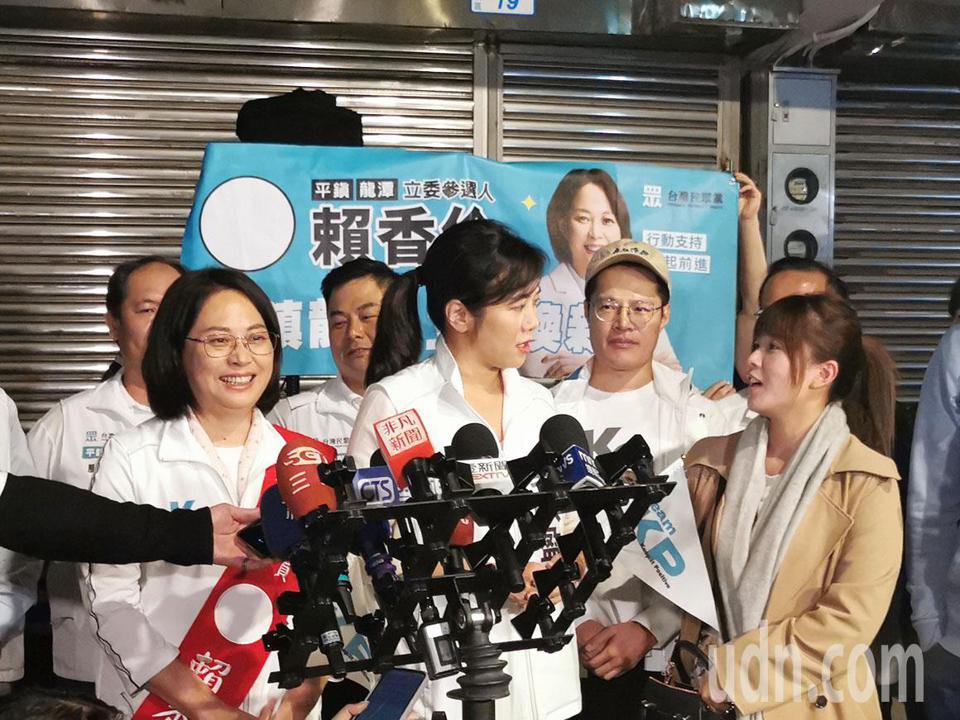 民眾黨副總統參選人吳欣盈（中）受訪當副手問家人嗎，她反嗆記者「妳當記者有問過爸媽嗎？」。記者曾增勳／攝影