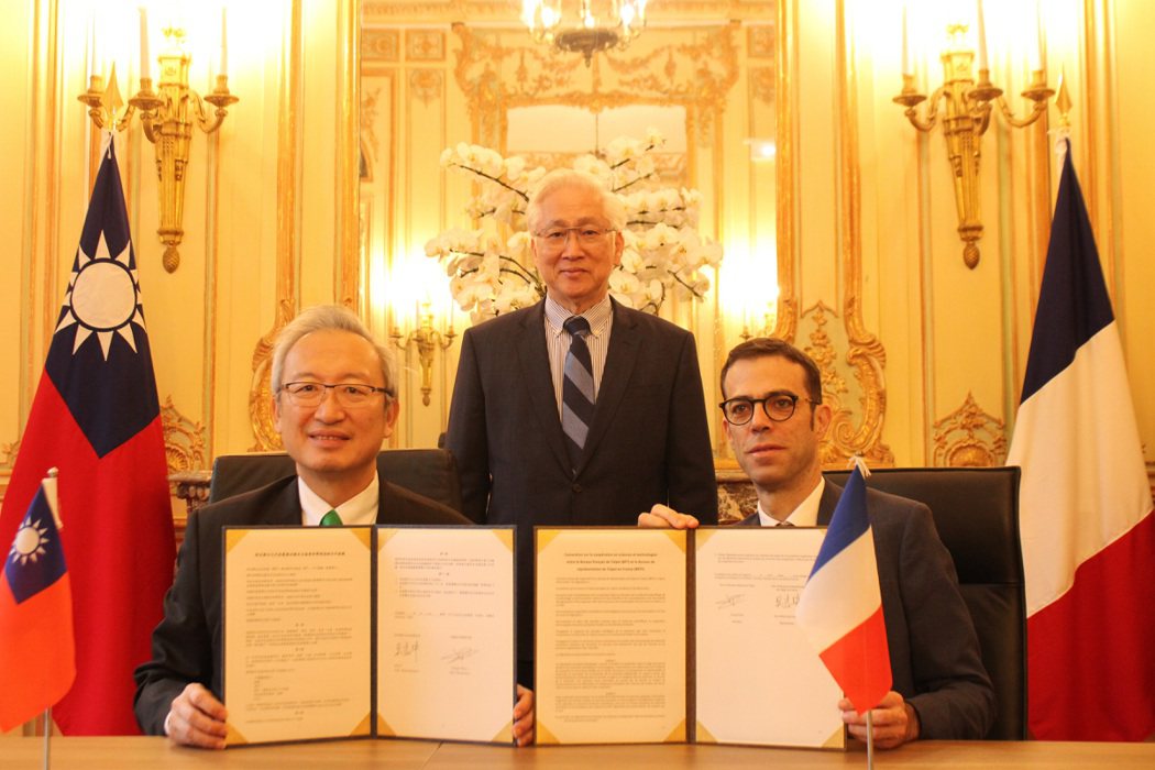 我國駐法國代表吳志中（左）及法國在台協會主任龍燁主任（右）雙方於巴黎完成台法科學...
