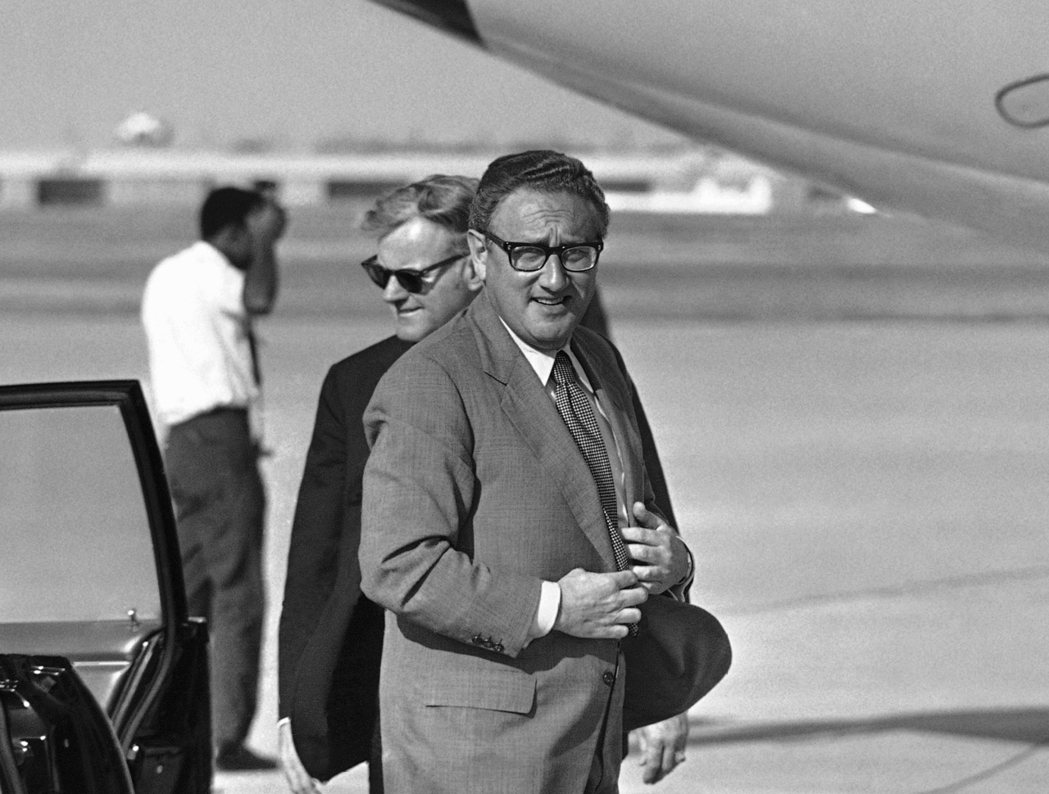 1972年，時任美國國家安全顧問季辛吉準備搭機前往日本。 圖／美聯社