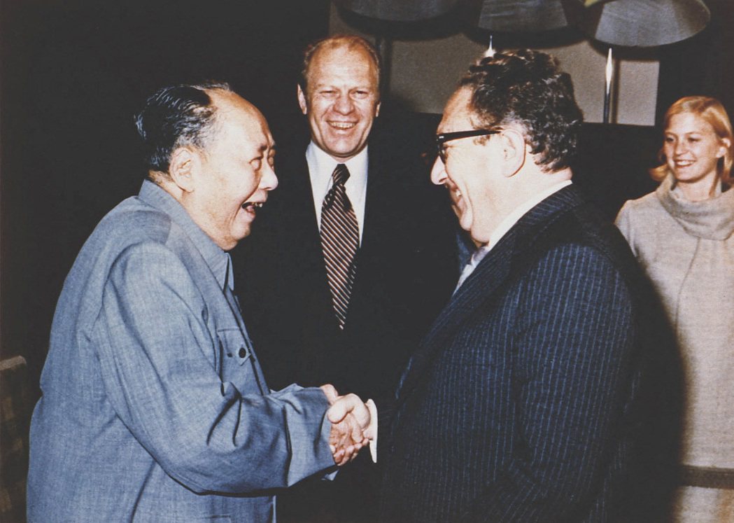 1975年季辛吉（右）偕福特總統（中）訪中，與毛澤東（左）握手。 圖／路透社