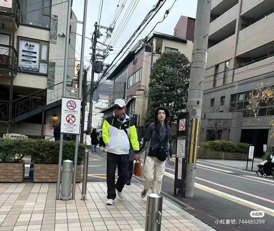 有網友直擊ella與父親在日本牽手逛街。 圖／摘自小紅書
