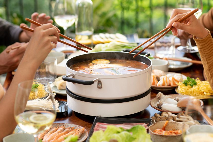 專家建議準備昆布、海鮮、蔬菜等食材，就能在家煮出美味的火鍋湯頭，還要透露科學麵的...