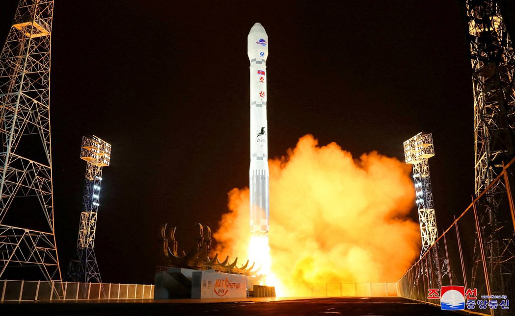 北韓於2023年11月21日宣稱發射偵察衛星「萬里鏡1號」成功，圖為北韓官方發布...