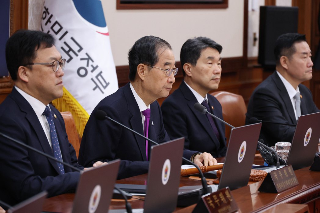 南韓總理韓德洙（左二）於內閣會議宣布暫停「9‧19軍事協議」部分內容效力。 圖／...