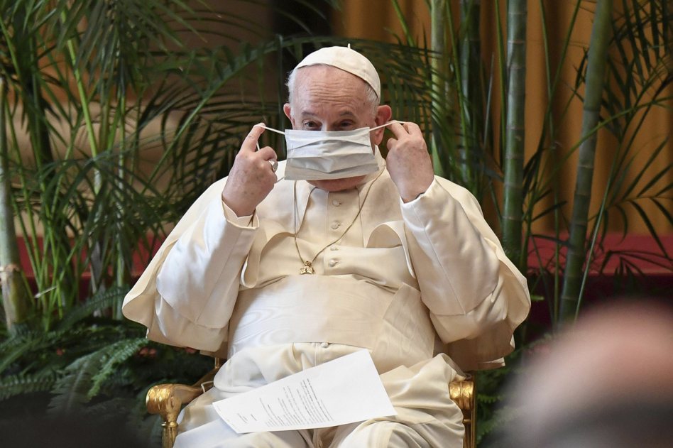 2021年10月4日，教宗方濟各（Pope Francis）出席梵蒂岡會議時戴著口罩。在這場由方濟各主持、為期一天的會議中，最大亮點是教宗簽署並提交聯合呼籲給COP26主席。 圖／美聯社