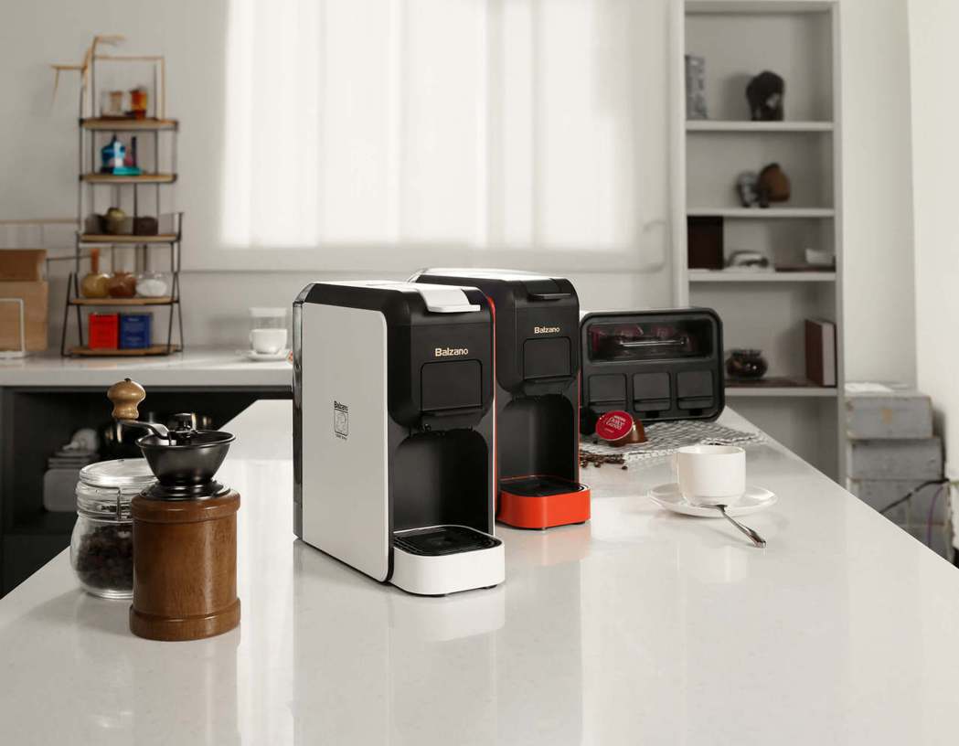 義大利品牌Balzano在台灣新推出「半自動義式雙膠囊3 in 1咖啡機」，12...
