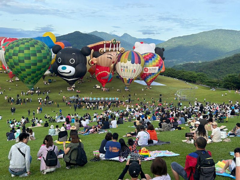 2024年熱氣球嘉年華於7月6日登場，活動達45天。圖為2023台灣國際熱氣球嘉年華在台東鹿野高台登場，吸引不少民眾前往朝聖。中央社