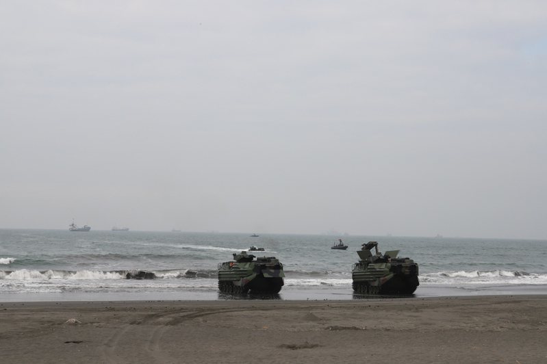 海軍第151艦隊及海軍陸戰隊30日在高雄西子灣沙灘舉行「紅色海灘」專案操演，AAV-7兩棲突擊車從西子灣外海往沙灘方向搶灘。圖／民眾提供