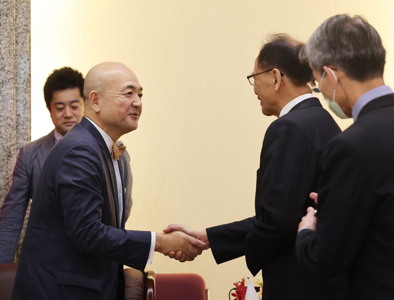 立法院長游錫堃（右2）30日在立法院接見日本台灣交流協會台北事務所代表片山和之（前左），兩人握手致意。圖／中央社