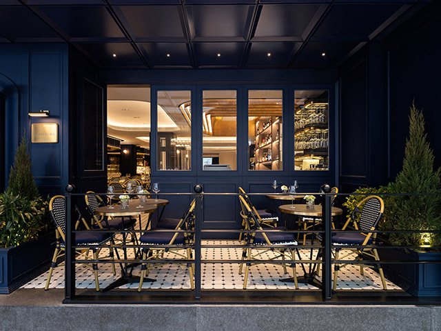 戶外用餐區，在有限空間內依然把每個細節都搭配和諧。