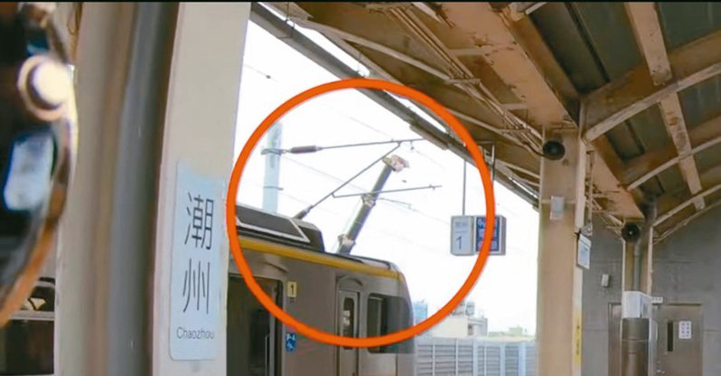 高臂吊車在屏東潮州火車站旁吊掛鋼材時，吊臂距鐵路線路僅4公尺、非常危險。圖／潮州火車站提供