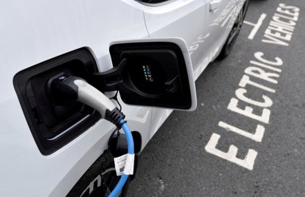 國際律師事務所WBD最新公布的調查顯示，在乾淨能源轉型方面，受訪者認為投資機會的關鍵領域包含「聚焦脫碳的解決方案」，例如生質燃料與生質能、提高能源效率以及電動車等。路透