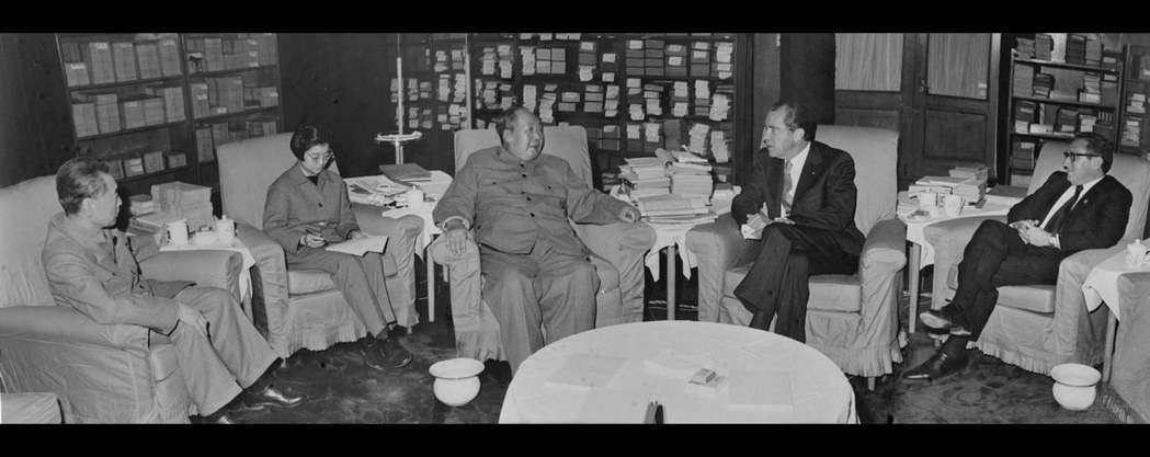 1971年7月季辛吉首次密訪北京，扭轉了當時國際冷戰格局。圖為1972年2月21...
