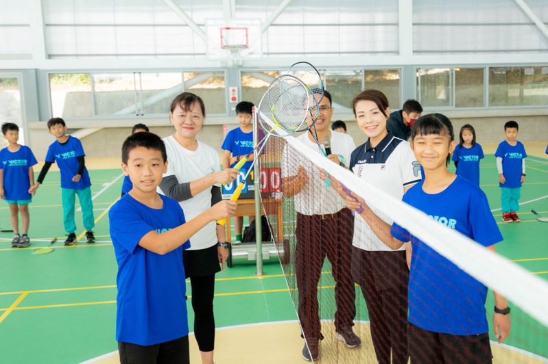 風雨教室位啟用後，市長高虹安與茄苳國小羽球校隊於風雨教室切磋球技。圖／新竹市政府提供