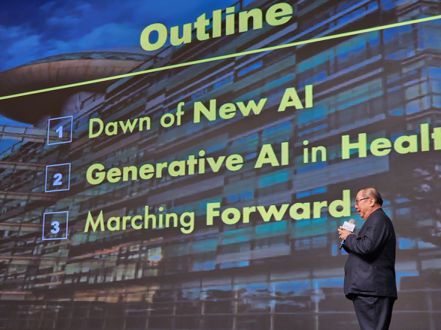 亞洲醫療科技創新論壇以「AI創新、未來醫療」為主軸，探究AI如何革新全球醫療的現在與未來，廣達董事長林百里今日演講指出，AI在2022年進入第二波生成式AI的智慧醫療新時代。 圖／記者鍾張涵攝影。