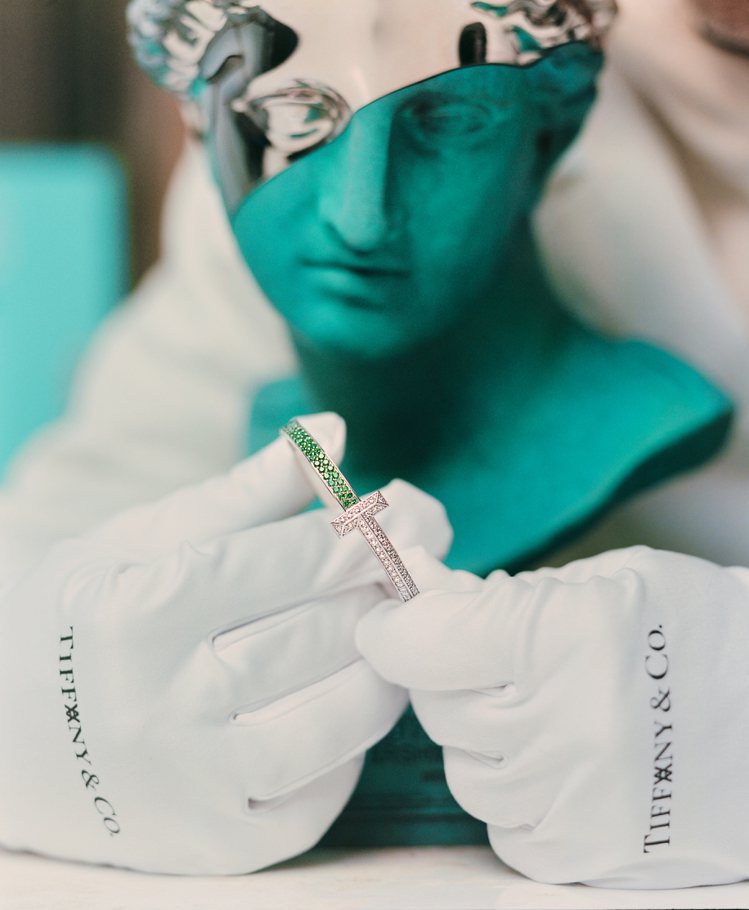 Tiffany & Co.與當代藝術家Daniel Arsham聯名創意新作，內藏18K白金鑲嵌沙弗萊石與鑽石T1手環的Arsham複合媒材半身雕像的套裝組合。圖／Tiffany提供