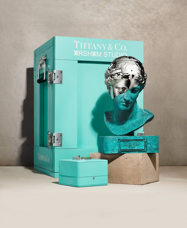 Tiffany & Co.與當代藝術家Daniel Arsham聯名創意新作，內藏18K白金鑲嵌沙弗萊石與鑽石T1手環的Arsham複合媒材半身雕像的套裝組合。圖／Tiffany提供