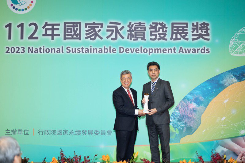 元太科技獲得由國家永續發展委員會頒發的「國家永續發展獎」，由財務長陳樂群（右）代表領獎。元太／提供
