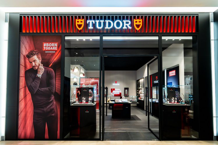 位於板橋大遠百Mega City一樓的TUDOR專賣店，是TUDOR全台第二間、也是新北首間專賣店，展現鮮明的冒險風格。圖／TUDOR提供