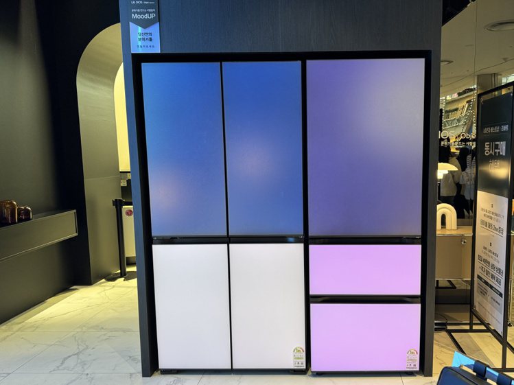 全新MoodUP法式冰箱系列冰箱門使用LED面板，顏色可透過ThinQ App控制，隨心所欲變換。記者黃筱晴／攝影