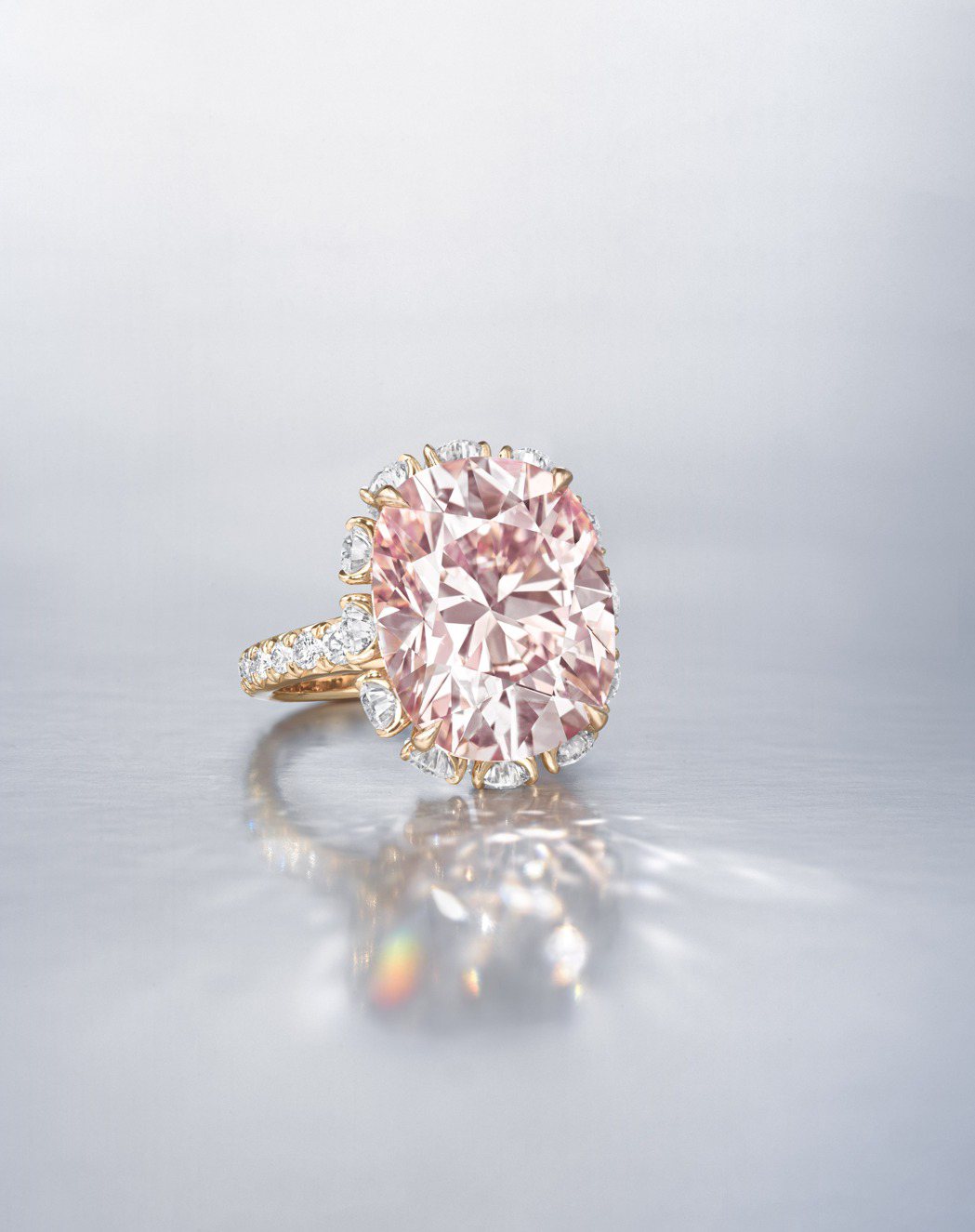佳士得秋拍瑰麗珠寶領拍珍品為拍賣史上最碩大內部無瑕的濃彩粉紅鑽石「THE PIN...